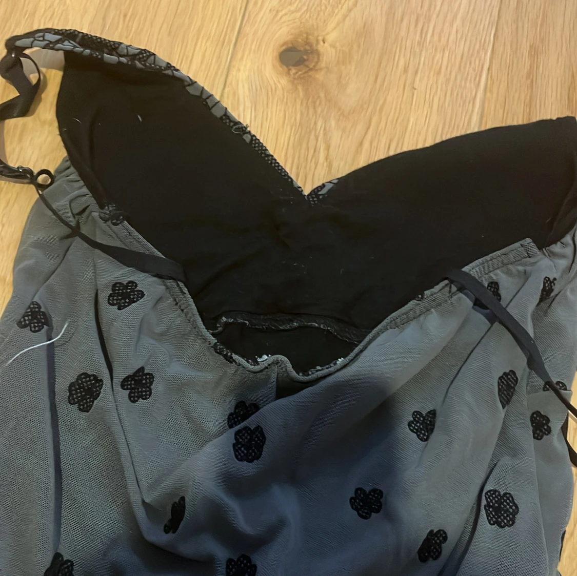 Svart och grå topp med spetsdetaljerstorlek XS - 3