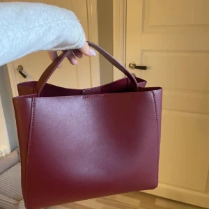 Vinröd handväska - Jätte snygg vinröd handväska som tyvärr inte kommer till användning. Väldigt bra skick och jätte fin! Pris kan diskuteras🫶🏼Hör av er om ni vill ha fler bilder eller har frågor!