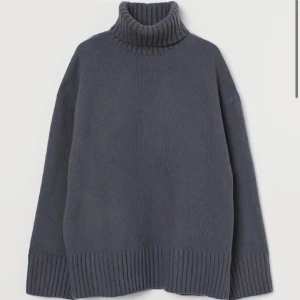 Hm stickad polo tröja  - Såå fin, ifrån hm säljs inte längre💕 storlek S. Inga defekter🥰har snygg slits detalj på sidan😍