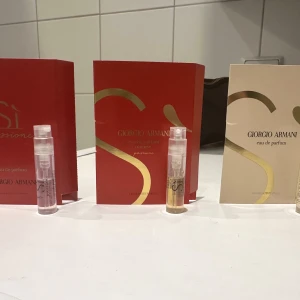 Parfymprover från Giorgio Armani - Tre parfymprover från Giorgio Armani. Säljs för 30 kr styck. Fraktpris 22kr. 1: Si Passione Eau de Parfum, 1.2 ml. 2: Si Passione Eau de Parfum Intense, 1.2 ml. 3: Si Eau de Parfum, 1.2 ml.