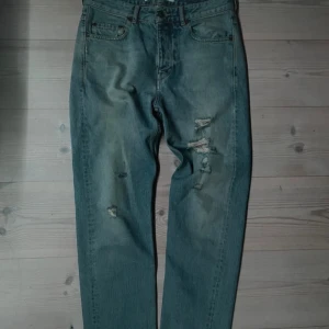 Golden goose jeans - Snygga blå jeans från golden goose med feta slitningar på framsidan. De har bekväm passform. Perfekta för en avslappnad stil.