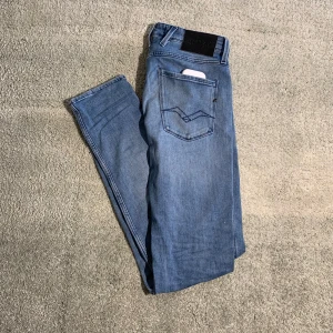  Ljusblå Replay Anbass jeans - 📊Färg: Ljusblå  📏Storlek: W:29-L:34  ♻️ Skick: Det är ett par nya jeans från Replay utan defekter  🧵Material: 94%Bomull-4%Polyester-2%Elastan  📦: Leverans inom 24h   💸: Köp nu innan någon  annan gör det!   Tack