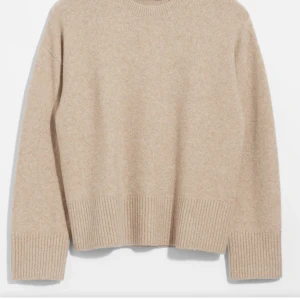 Beige tröja från & Other Stories - Säljer en stilren beige tröja från & Other Stories. Säljer den billigt då den har som en fläck på framsidan som inte går bort❤️Bara att höra av sig för mer bilder eller frågor❣️