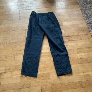 Svarta linnebyxor - Snygga svarta linnebyxor med en avslappnad passform. Perfekta för en bekväm och stilren look. Byxorna har en elastisk midja för extra komfort.