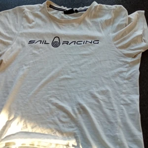 Sail racing t-shirt - Jätte fin t-shirt men har en liten fläck längst ner, säljer på grund av att den är för liten, storlek 170