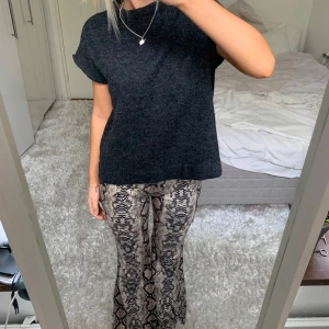 Mönstrade lågmidjade bootcut byxor - Säljer dessa mönstrade lågmidjade bootcut byxor. I midjan sitter ett resårband, så skulle säga att de passar XS-M. Innebenslängden är 78cm. Har du någon fråga är det bara att höra av dig🫶🏻