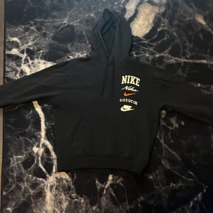 Svart hoodie från Nike - En svart Hoodie från Nike i storlek M. Finns även ett par sweatpants som är likadana som den här på min profil.