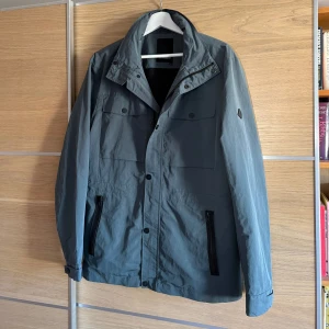 J.lindeberg jacka  - Väldigt fint skick - Storlek : M - Skicka meddelande vid funderingar!