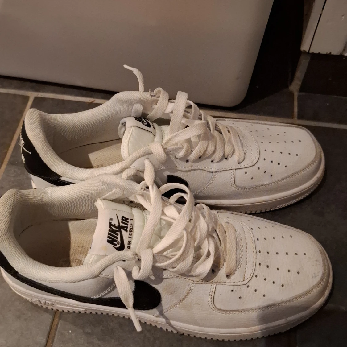 Nike Air Force 1 i vitt och svart - 3