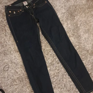 Blåa true religion jeans, oanvända och i bra skick✨ - Säljer ett par snygga trendiga jeans från true religion.💙