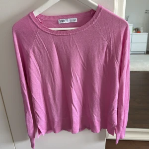 Rosa tröja från Zara - Säljer en söt rosa tröja från Zara. Väldigt bra skick.