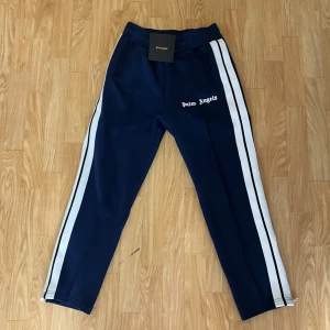  Blåa palm angels byxor  -  Nya palm angels Byxor som jag råka beställa i fel storlek den är i storlek. S och den är helt ny oanvänd Skicka prisförslag, kanske accepteras och kan diskutera pris