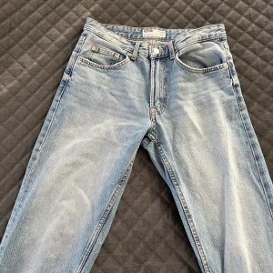 Bershka Jeans - Tjena, Säljer dessa blå Bershka Jeans, Size EU 38, passform straight. Skriv vid funderingar.