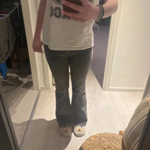 Grå bootcut jeans från H&M Divided - Snygga grå bootcut jeans från H&M Divided. Dem är använda några gånger men tycker inte att det märks. 