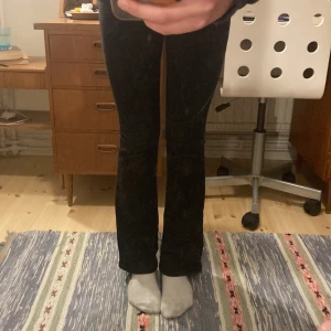 Svarta bootcut jeans -  svarta bootcut jeans med medelhög midja, justerbar med resår (de är från barnavdelningen) Knappt använda.