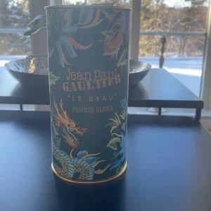 Jean Paul Gaultier Le Beau Paradise Garden - Säljer en Jean Paul Gaultier Le Beau Paradise Garden parfym. Kvar finns ungefär 70 av 75 ml 