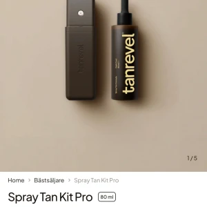 Spray Tan Kit Pro från Tanrevel - Tanrevels Spray Tan Kit Pro för en jämn och naturlig solbränna. Kitet innehåller en smidig spraytan-enhet och en 80 ml flaska med brun-utan-sol-formula i Clear (utan colorguard) vilket gör att man kan sova med den och att den inte fläckar av sig alls. Fick i julklapp men jag andvänder inte brun utan sol så säljer vidare🫶🏻