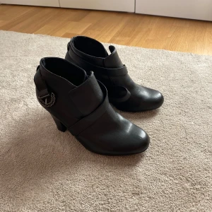 Svarta boots  - Eleganta svarta boots i strl 37🤗