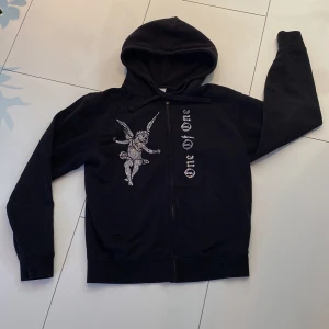 ”One of one” Hoodie - ”One of one” Zip up Hoodie, Small Nypris: 1500:- Mitt pris: 299:- 10/10 - Nyskick. Skön hoodie till sommaren☀️😍