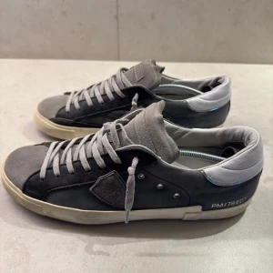 Philippe model prsx  - Tjena! Philippe modells till salu! | skick 9,5/10 väldigt bra skick! | storlek 44,5 passar fler | pris: 1999:- Retail: 3500:- | Medföljer: inget! | för fler frågor eller funderingar skicka pm! Med vänlig hälsning, Näsets Resell