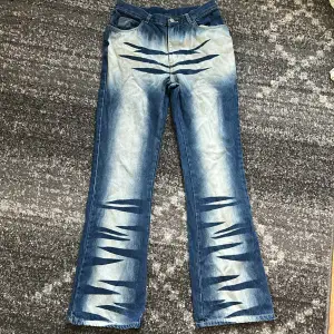 Jätte fina jeans som jag köpte för ungefär 1 år sen men inte används pgr av dom är försmå jag själv använder M i byxor men dom här va lite tajta skulle säga att de sitter som ett S elle Xs. Bootcut jeans