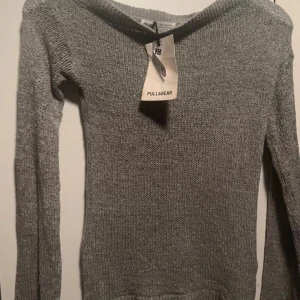 Grå stickad tröja från Pull&Bear - Säljer en snygg grå stickad tröja från Pull&Bear i storlek S. Perfekt för kyliga dagar med sin mjuka och bekväma passform. Tröjan har långa ärmar och en klassisk design som passar till allt. Ett måste i garderoben för höst och vinter! 🍂❄️