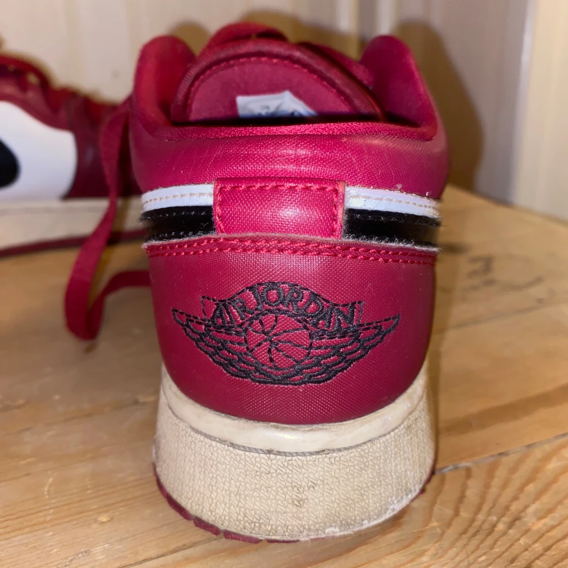 Nike Air Jordans i rött och vitt - 90