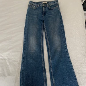 Anine Bing jeans  - Säljer dessa Anine Bing jeans! Dem är en kick-flare modell som syns på sista bilden, ankelkorta och lite utsvängda. Storlek 25 och midrise i midjan. Säljer då dem tyvärr inte kommer till användning längre. Köptes för ca 2900:-