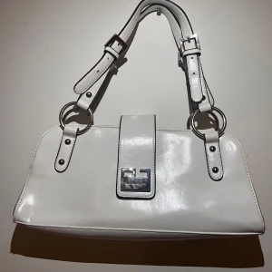 Vit vintage väska  - Mellan vit vintage väska får plats med mycket  