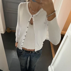 Vit stickad kofta  - Vit stickad kofta från M&S Collection i storlek S. Fint skick. Använd gärna köp nu!