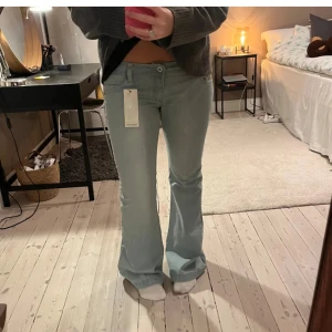 Lågmidjade jeans - Säljer dessa så snygga lågmidjade jeans i ljus tvätt😍 midjemått: 42 cm Innebensmått:86 cm. Prislappen är kvar