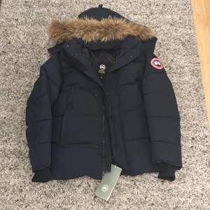 Mörkblå canada goose röd labile jacka med päls som man kan ta bort om man inte gillar. Helt ny priset kan diskuteras. 