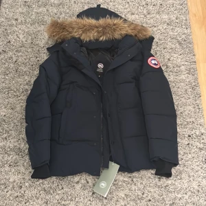 Canada goose  - Mörkblå canada goose röd labile jacka med päls som man kan ta bort om man inte gillar. Helt ny priset kan diskuteras. 