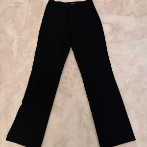 Kostymbyxor  - Fina kostym byxor från Kappahl i modellen Fiona, passar mig i längden som är 173🥰