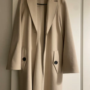 Kappa - Säljer denna beige kappa från HM. Jättebra skick. I storlek XS. Kontakta för fler bilder. 