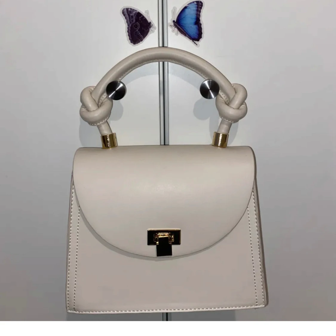 Vit handväska med knutdetalj