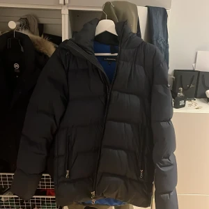 Navy blue j.lindeberg jacka - Säljer denna fina j.Lindeberga jacka som är i topp notch skick säljer för jag har köpt en ny vinter jacka då jag har tröttnat på denna.