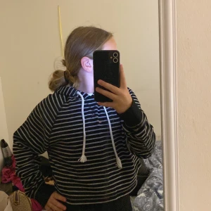 Svart vit randig hoddie  - Bra skick.Skriv om ni vill veta något mer💞