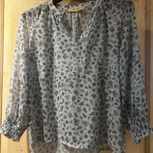 Blus - Blus från Mos Mosh. Använt varsamt några gånger. Storlek XS/34. Finns att hämta i Järfälla.