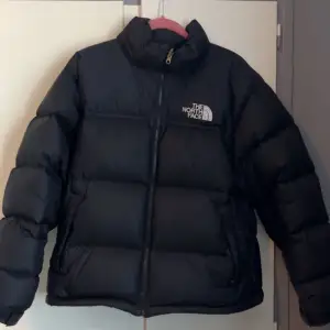 Säljer en svart pufferjacka från The North Face i mycket bra skick. Jackan är i storlek M och är normal i storleken. Jackan säljs för 900kr, hör av er om ni har egna bud så kan vi diskutera. Supermysig och varm, perfekt för vintern! ❄️