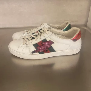 Gucci ace skor - Tja! Säljer ett par Gucci Ace skor size 7,5. Skick 7/10 pris 1800 