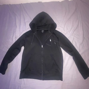 Polo Ralph lauren zip hoodie storlek M - Säljer nu min Ralph lauren som nu är för liten. Den är som ny. Har ni frågor bara skriv 