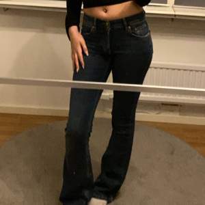 Säljer dessa mörkblå jeans från Gina då de inte kommer till användning längre. Skriv för fler bilder. Säljer för 199 + frakt. Nypris 500