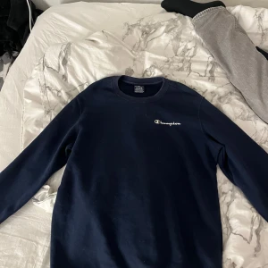 herr champion sweatshirt - En champion herr sweatshirt. Den är mörkblå och är i storlek M. Använd några gånger men är fortfarande i bra skick. 