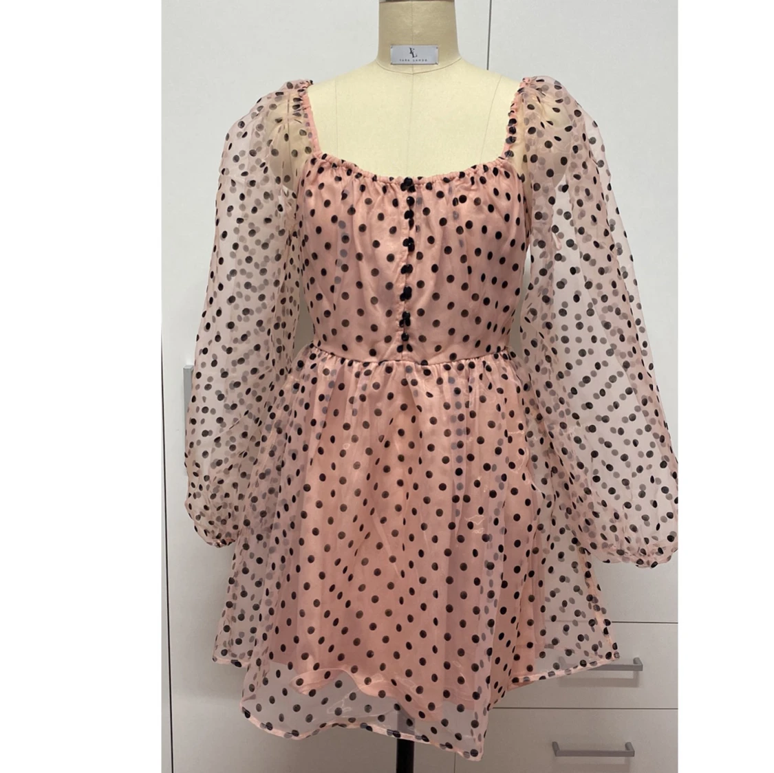 Rosa prickig klänning med puffärmar