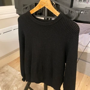 Svart stickad tröja från Zara - Säljer en stilren svart stickad tröja från Zara i storlek S. Använd men i fint skick.