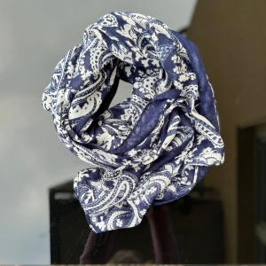 Blå och vit mönstrad halsduk / sjal - Säljer en superfin blå och vit halsduk / sjal med ett detaljerat paisleymönster. Perfekt för att piffa upp din outfit under alla årstider. Materialet känns mjukt och skönt mot huden. Den är lätt och luftig, vilket gör den idealisk för lager-på-lager-stil. Passar till jeans 💙 Hämtas på Hägerstensåsen eller ök. 