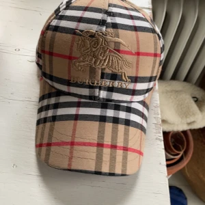 burberry keps - bra skick använd fåtal gånger men är som ny säljer då jag inte har användning av den längre