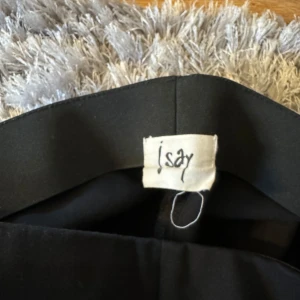 Svarta kostymbyxor från Isay - Säljer ett par svarta kostymbyxor från Isay. Perfekt för höst och vår med sin eleganta design. Den har en klassisk passform och är tillverkad i ett mjukt material som känns skönt mot huden. Ett måste för garderoben om du gillar tidlös stil! 🖤nypris 999kr