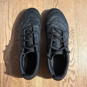 Svarta fotbollsskor adidas ( predator)  - Storlek = 43 1/3